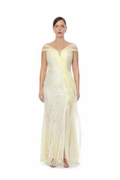 فستان سهرة بمقاسات كبيرة مزين بالترتر ومصنوع من التول الذهبي